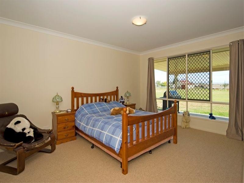 20 Ivory Close, Peak Crossing QLD 4306