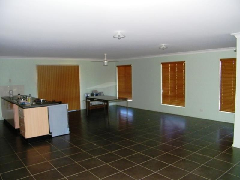 10 Ivory Close, Peak Crossing QLD 4306