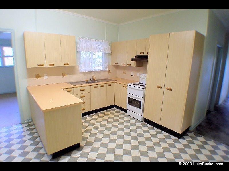 16 Robertson Road, Eastern Heights QLD 4305