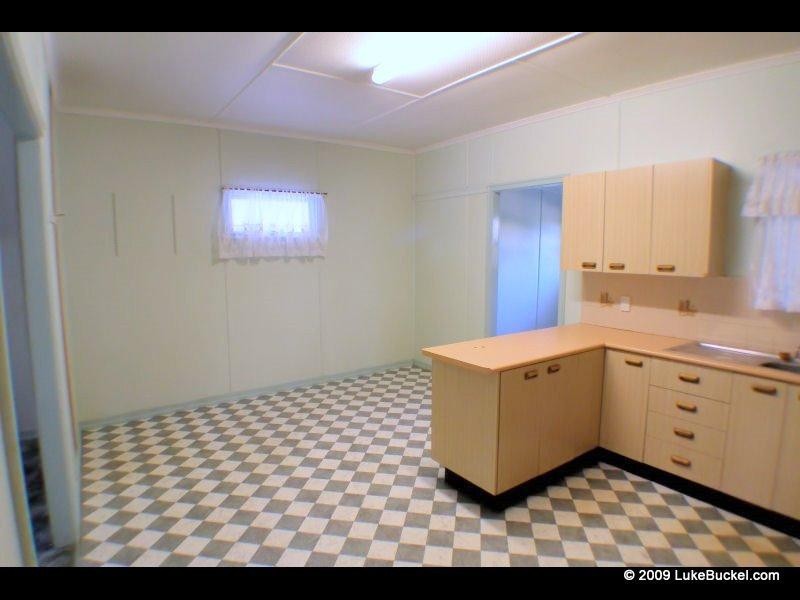 16 Robertson Road, Eastern Heights QLD 4305