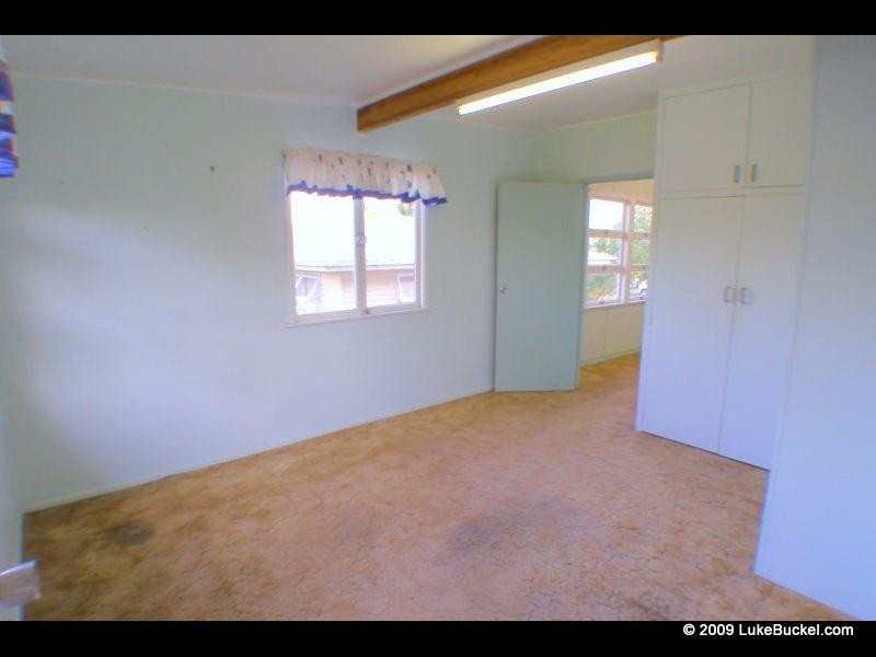 16 Robertson Road, Eastern Heights QLD 4305