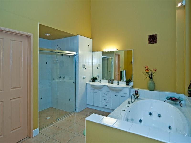 16 Willaroo Close, Flinders View QLD 4305