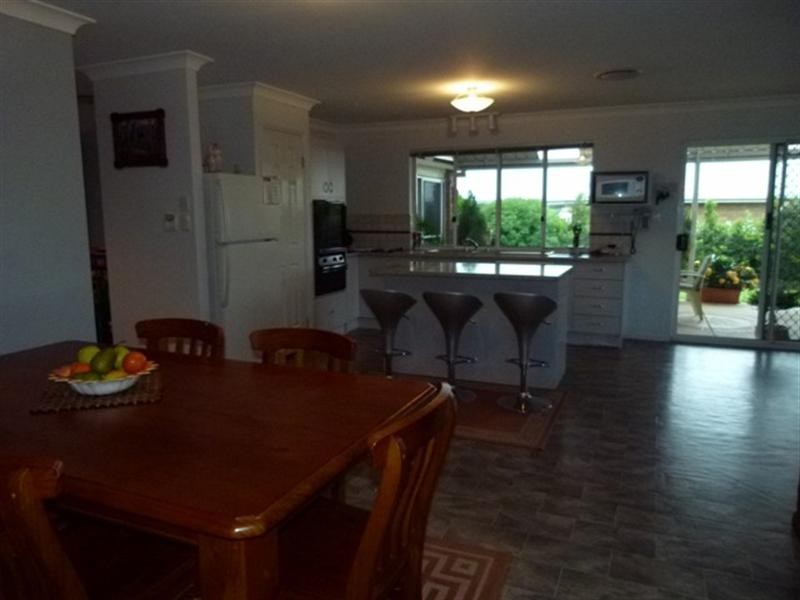 8 Amor Court, Yamanto QLD 4305