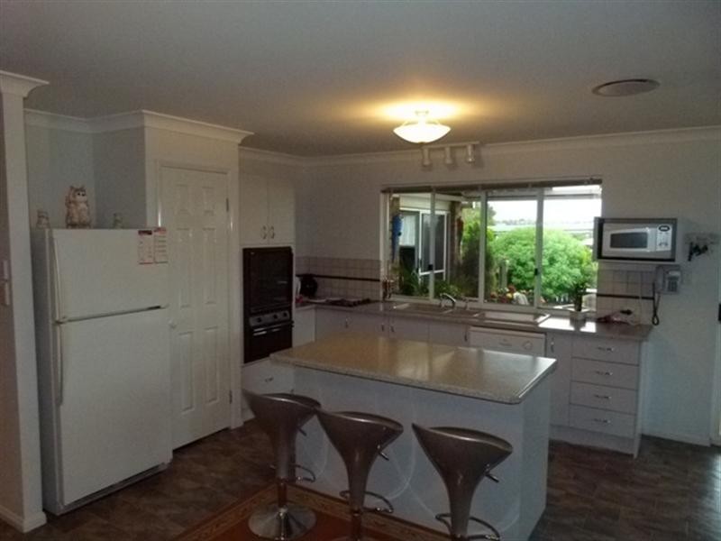 8 Amor Court, Yamanto QLD 4305