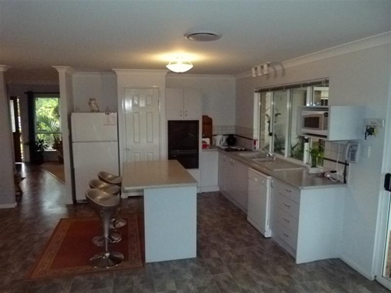 8 Amor Court, Yamanto QLD 4305