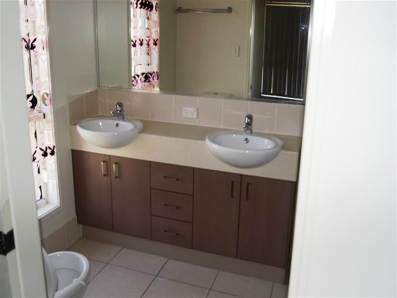 7 Ronayne Circle, One Mile QLD 4305