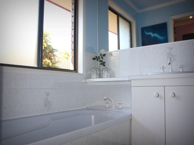 8 Blenheim Crescent, Yamanto QLD 4305