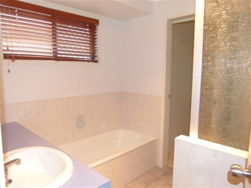 9 Pine Street, Flinders View QLD 4305