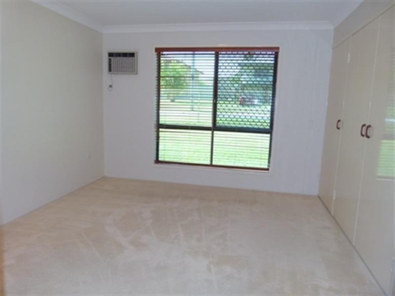 9 Pine Street, Flinders View QLD 4305