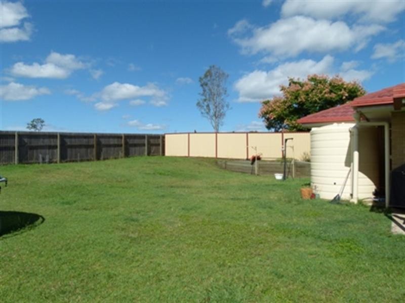 9 Pine Street, Flinders View QLD 4305