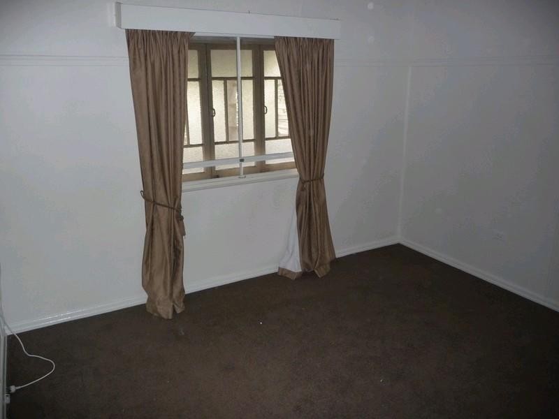 4 Cemetery Road, Ipswich QLD 4305