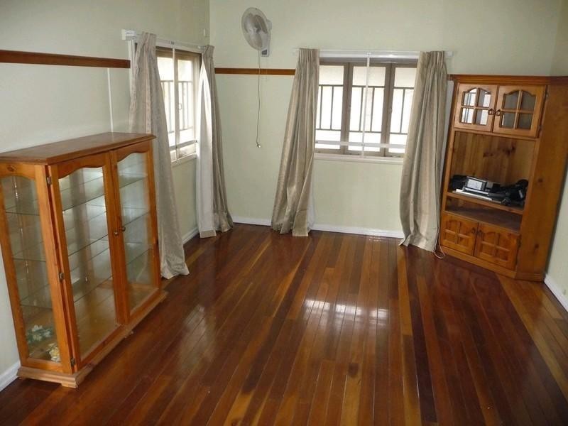 4 Cemetery Road, Ipswich QLD 4305