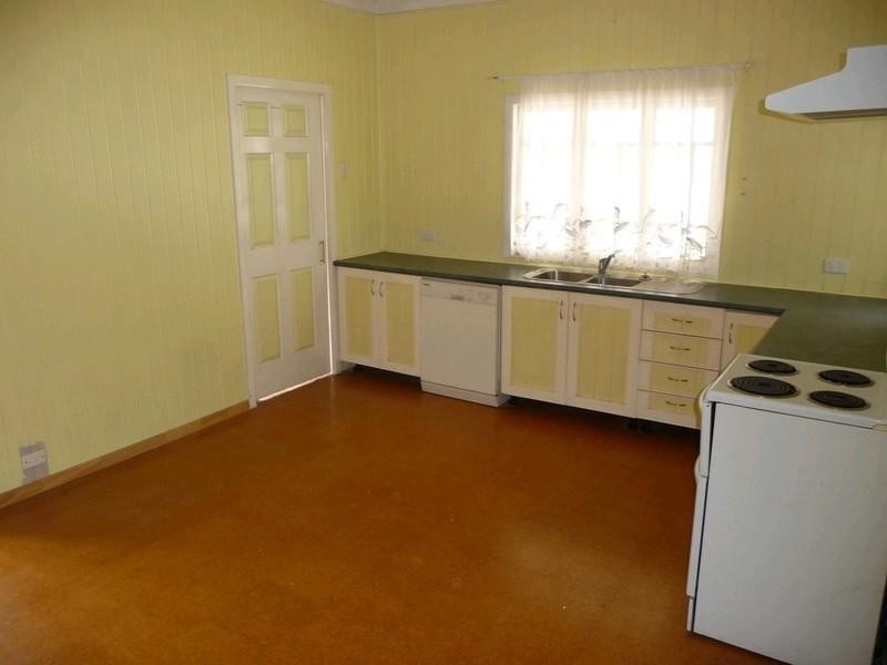 4 Cemetery Road, Ipswich QLD 4305