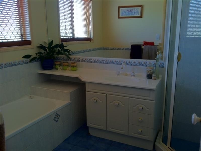 10 Wellington Rise, Willowbank QLD 4306