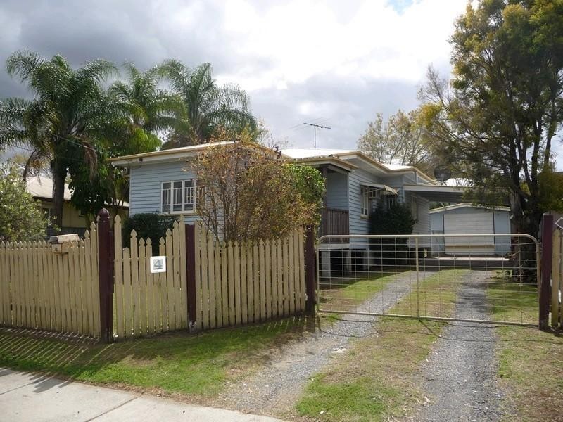 4 Cemetry Road, Ipswich QLD 4305