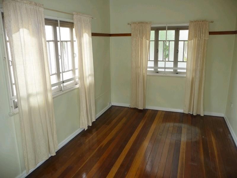 4 Cemetry Road, Ipswich QLD 4305