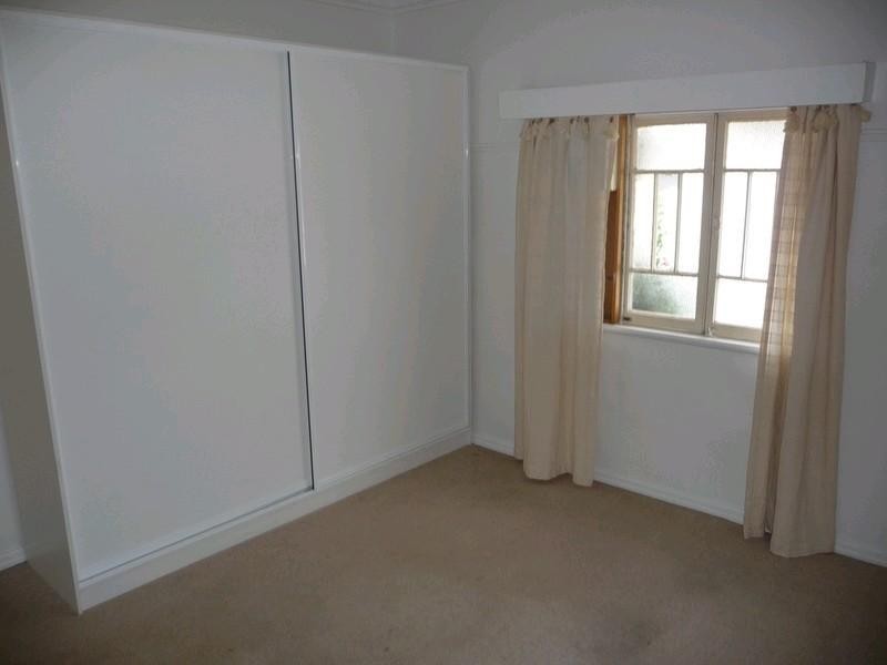 4 Cemetry Road, Ipswich QLD 4305