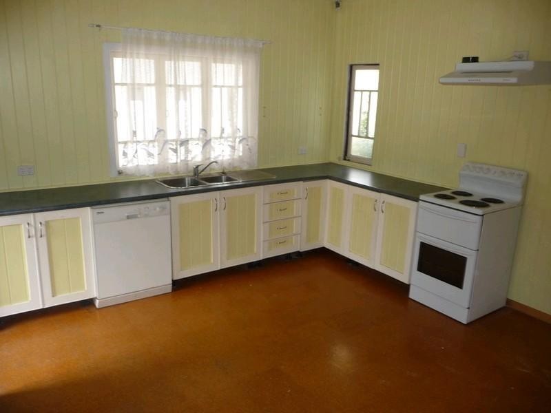 4 Cemetry Road, Ipswich QLD 4305