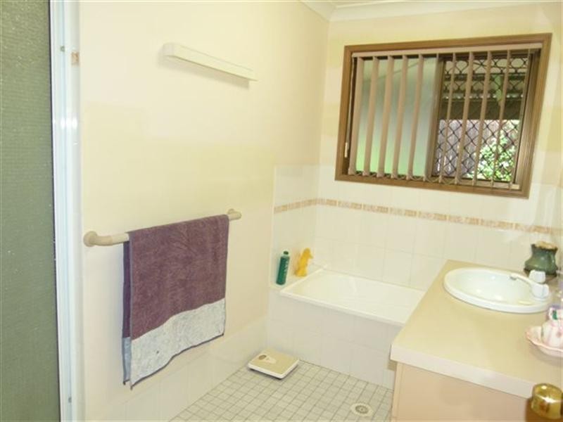 2 Amor Court, Yamanto QLD 4305