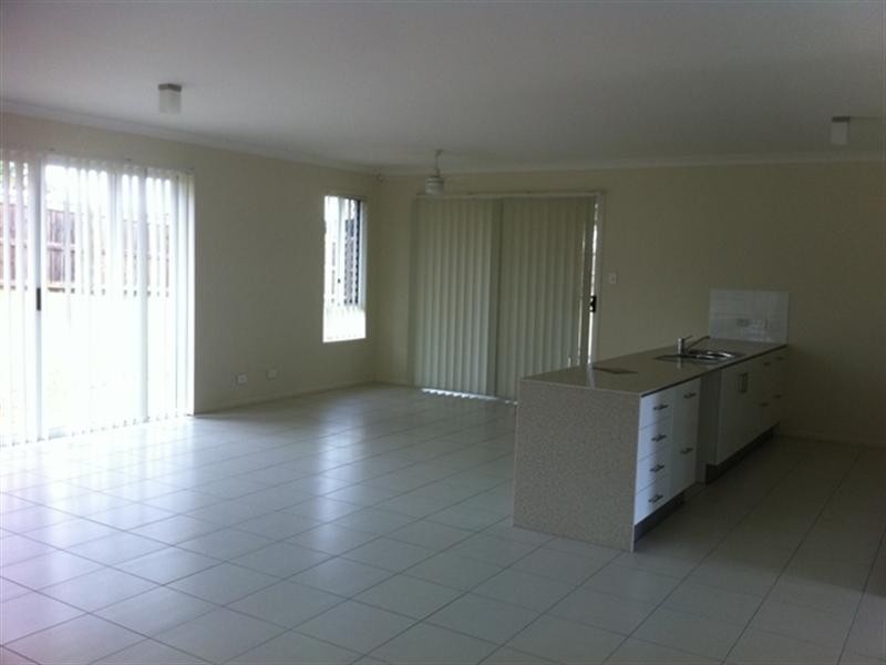 17 Iris Court, Yamanto QLD 4305