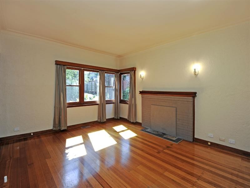 17 UNSWORTH Road, Ringwood North VIC 3134