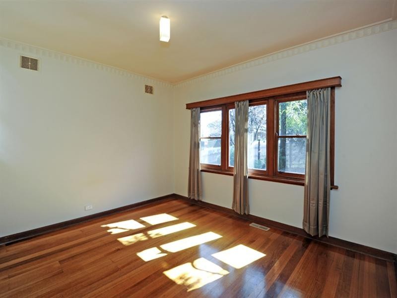 17 UNSWORTH Road, Ringwood North VIC 3134