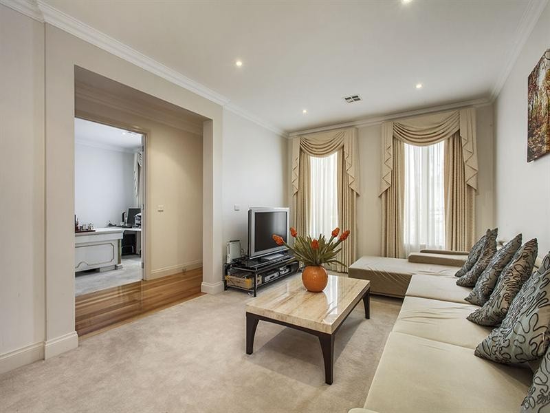 2A Maldon Crescent, Doncaster East VIC 3109