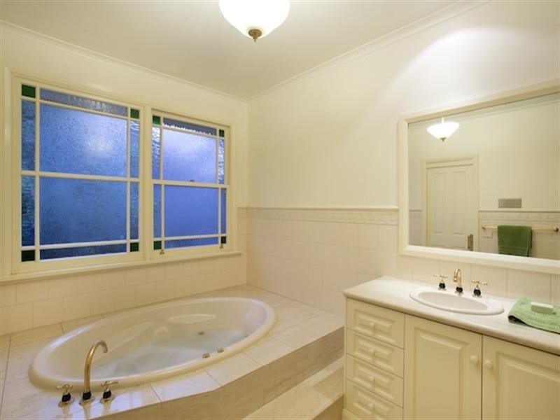 26 Dale Avenue, Eltham North VIC 3095