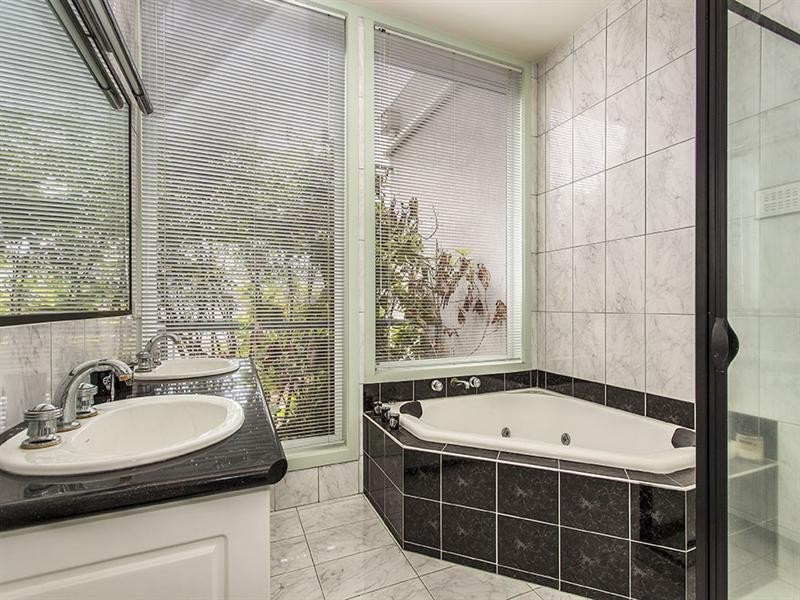 12 Robertswood Close, Doncaster East VIC 3109