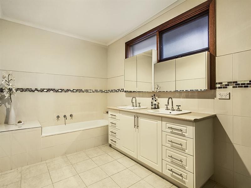 18 Glenair Street, Templestowe Lower VIC 3107