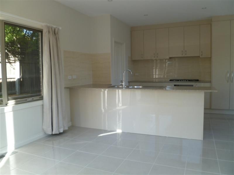 2/14 Grevillea Road, Doncaster East VIC 3109