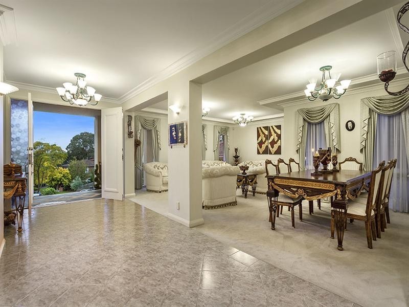 8 St James Court, Doncaster East VIC 3109