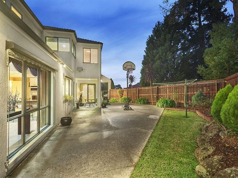 8 St James Court, Doncaster East VIC 3109