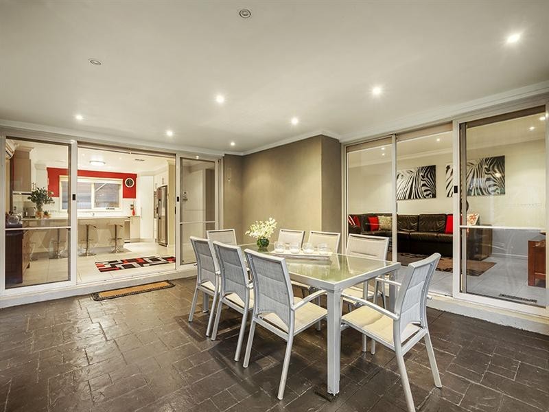 8 Scenic Rise, Doncaster VIC 3108