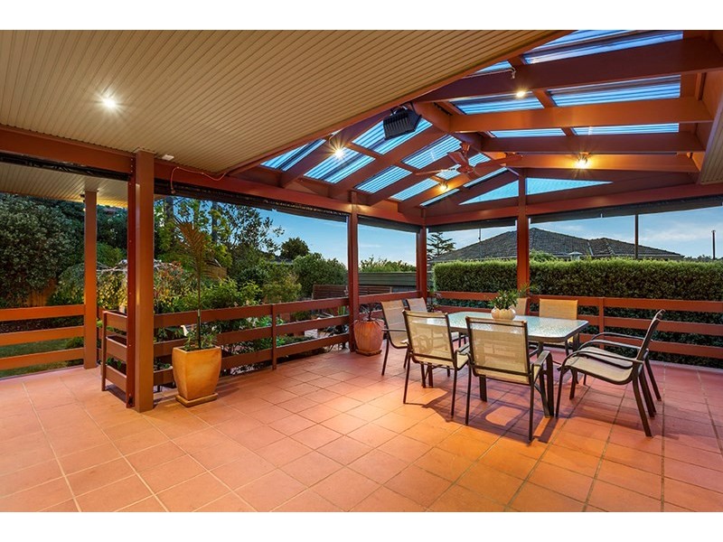 8 St Andrews Crescent, Bulleen VIC 3105