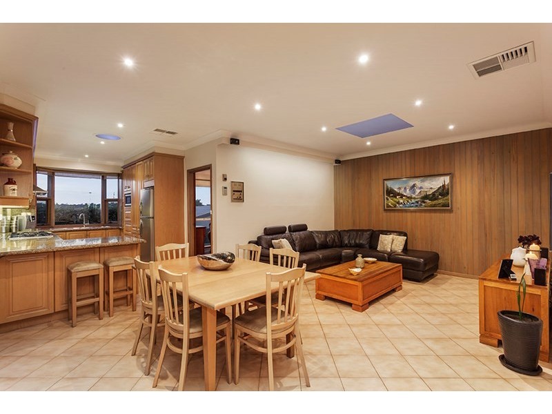 8 St Andrews Crescent, Bulleen VIC 3105