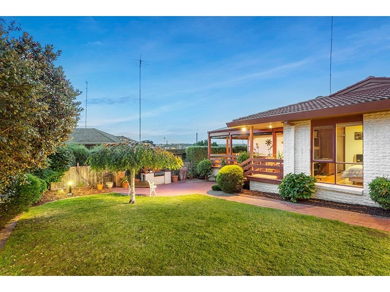 8 St Andrews Crescent, Bulleen VIC 3105