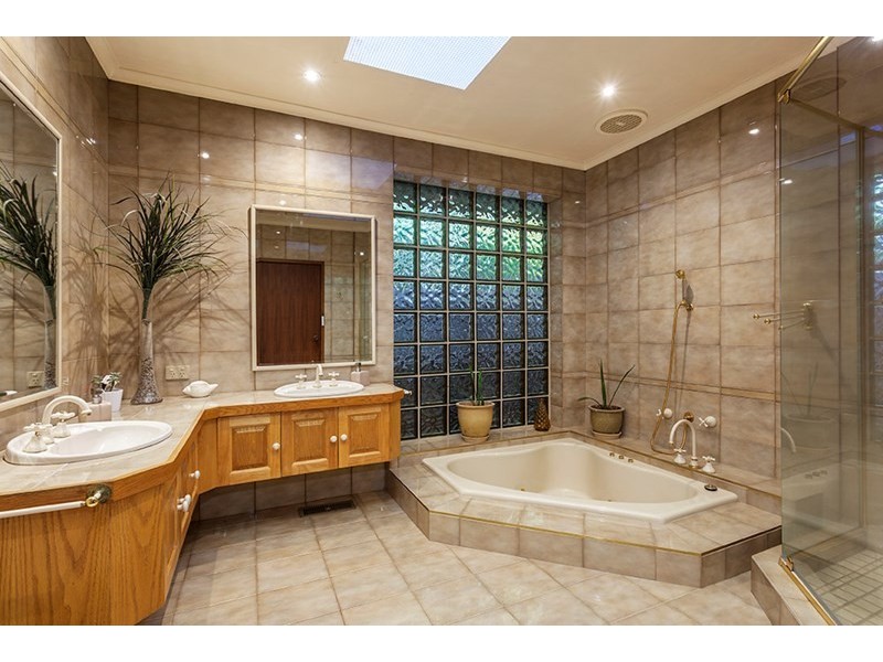 8 St Andrews Crescent, Bulleen VIC 3105