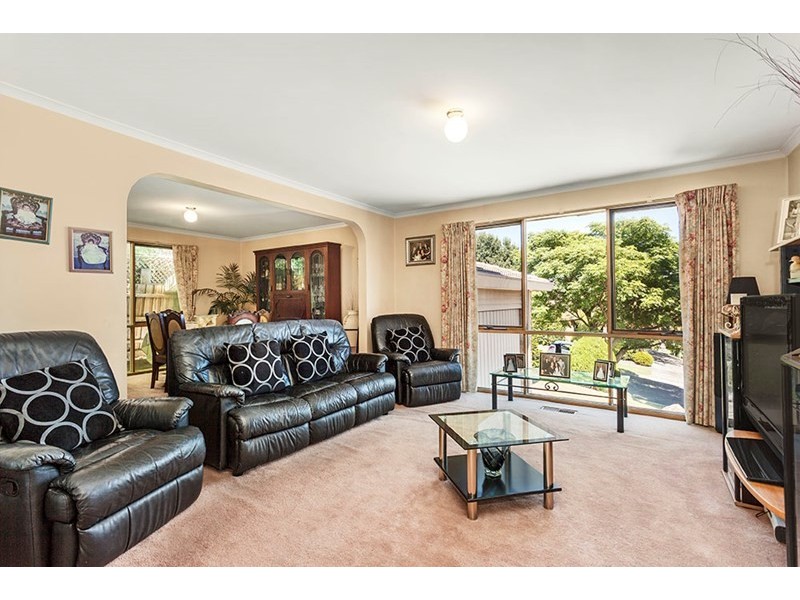 27 Kirkford Drive, Mooroolbark VIC 3138