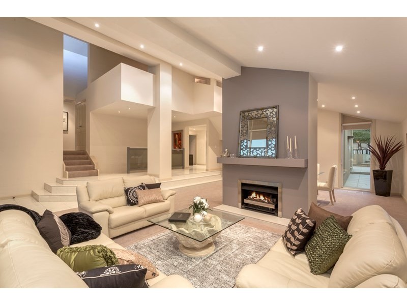 18 Devlaw Drive, Doncaster East VIC 3109