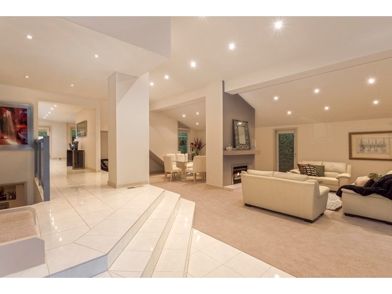 18 Devlaw Drive, Doncaster East VIC 3109