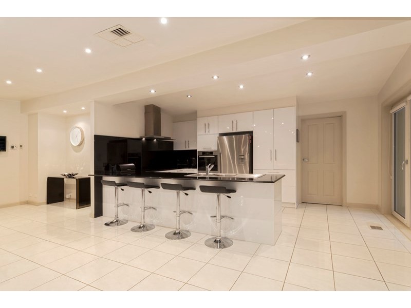 18 Devlaw Drive, Doncaster East VIC 3109