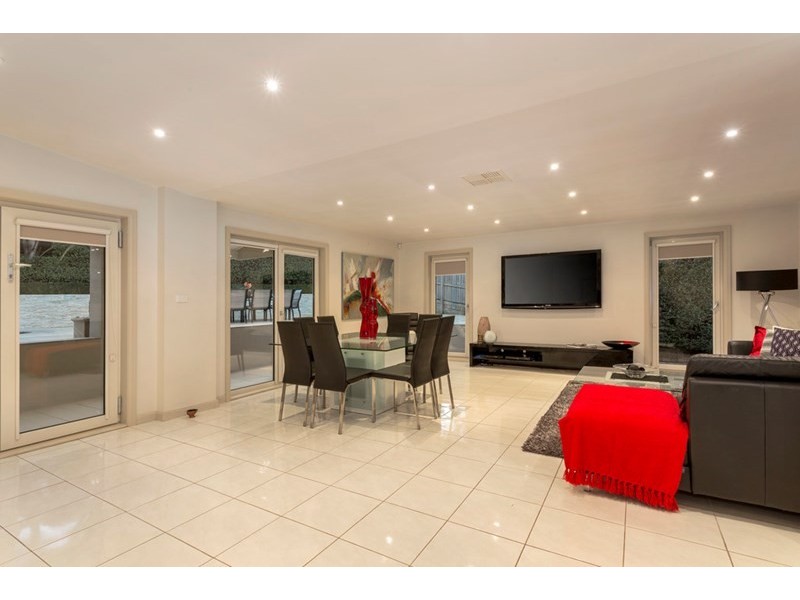 18 Devlaw Drive, Doncaster East VIC 3109