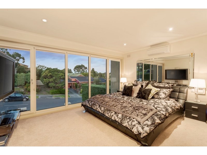 18 Devlaw Drive, Doncaster East VIC 3109