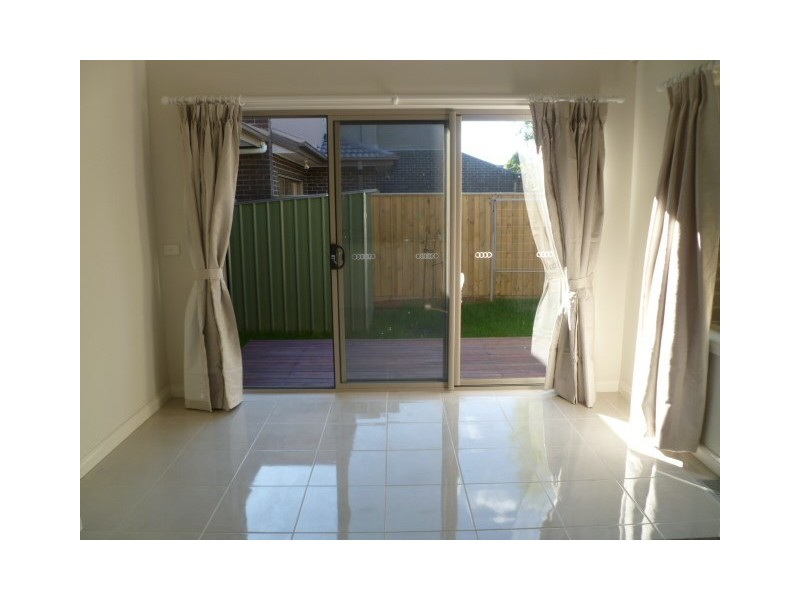 2/14 Grevillea Road, Doncaster East VIC 3109