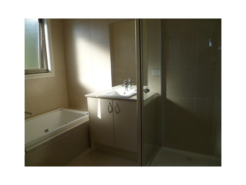 2/14 Grevillea Road, Doncaster East VIC 3109