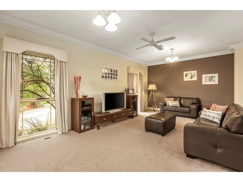 1/2 Brush Grove, Glen Waverley VIC 3150