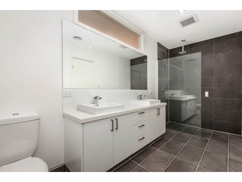 5a Colchester Drive, Doncaster East VIC 3109