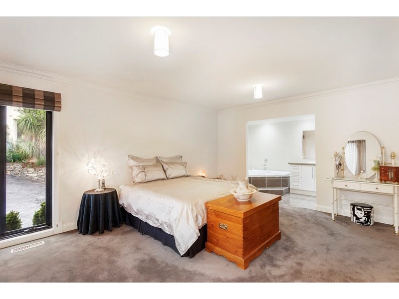 2/8 Koolkuna Avenue, Doncaster VIC 3108