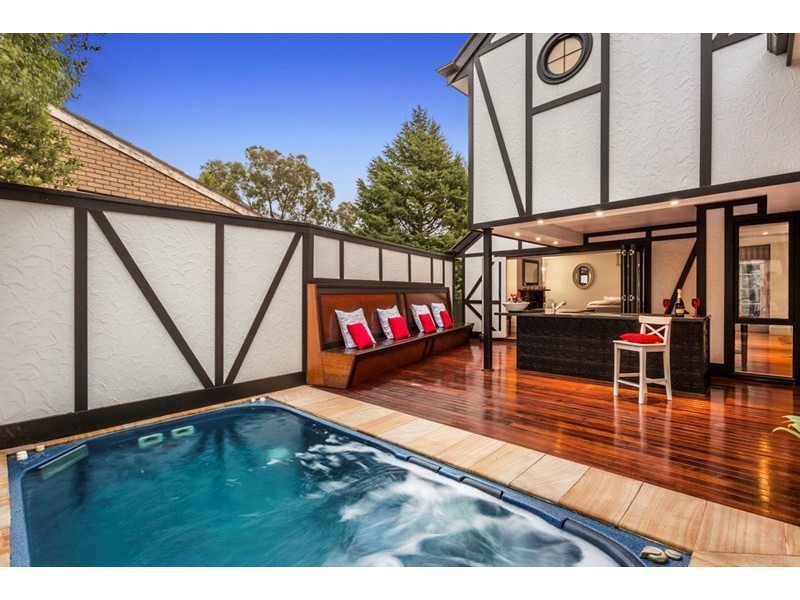 22 Long Valley Way, Doncaster East VIC 3109